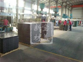 正在生產溝蓋板